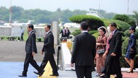 Keduanya tampak berbincang di perjalanan dari ruang tunggu ke pesawat (Foto: Dok. Istimewa)