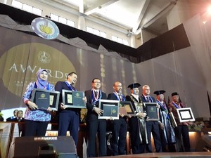 Saat Menteri Susi Interupsi Penghargaan ITS Untuk Cak Lontong