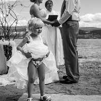 Gemes ya melihat aksi gadis cilik ini ya dengan polosnya mengangkat rok gaunnya saat sepasang pengantin sedang mengucapkan janji pernikahan. Foto: ist.