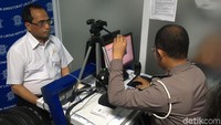 Tak lama, Budi langsung menuju ruang foto lalu melakukan tes teori di ruang uji teori. Sebelum melakukan tes teori, para pengendara yang ingin membuat SIM A umum diperlihatkan sebuah video yang berisi angka kecelakaan.