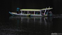 Tiket masuk Situ Patenggang per orang Rp 20 ribu, sedang untuk parkir roda enam atau bus Rp 25 ribu, roda empat Rp 5 ribu, dan roda dua Rp 3 ribu (Wisma Putra/detikTravel)