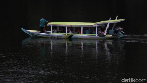 Tiket masuk Situ Patenggang per orang Rp 20 ribu, sedang untuk parkir roda enam atau bus Rp 25 ribu, roda empat Rp 5 ribu, dan roda dua Rp 3 ribu (Wisma Putra/detikTravel) Tiket masuk Situ Patenggang per orang Rp 20 ribu, sedang untuk parkir roda enam atau bus Rp 25 ribu, roda empat Rp 5 ribu, dan roda dua Rp 3 ribu (Wisma Putra/detikTravel)