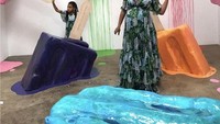 Diva pop Beyonce memilih spot yang tak kalah Instagramable. Bersama Blue Ivy ia berpose memegang es krim ukuran jumbo!Foto: Istimewa