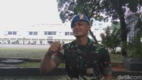Semringahnya Pratu Daniel saat bercerita foto dirinya yang viral di media sosial. 