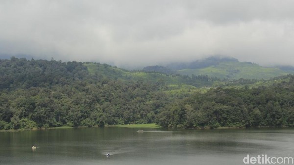 Jika Anda berencana mengisi akhir pekan di Kabupaten Bandung, Situ Patenggang yang berada di kawasan Wisata Ciwidey, Kabupaten Bandung, Jawa Barat bisa menjadi pilihan. Letaknya hanya berjarak sekitar tiga kilometer dari Kawah Putih (Wisma Putra/detikTravel) Jika Anda berencana mengisi akhir pekan di Kabupaten Bandung, Situ Patenggang yang berada di kawasan Wisata Ciwidey, Kabupaten Bandung, Jawa Barat bisa menjadi pilihan. Letaknya hanya berjarak sekitar tiga kilometer dari Kawah Putih (Wisma Putra/detikTravel)