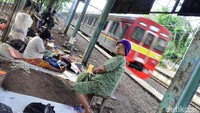 Stasiun Mampang yang sudah tidak beroprasi lagi dihuni oleh sejumlah tuna wisma.