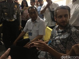 Cek Pengurusan SIM Taksi Online, Menhub Ngobrol dengan Bule