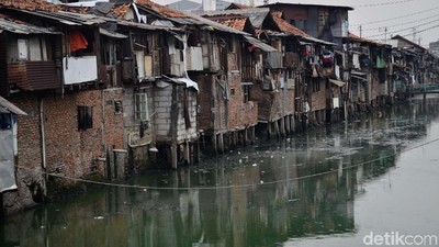 Melihat Pemukiman di Atas Kali Cideng yang Kumuh