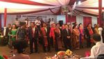 Hangat Kecupan Sandi Saat Diberi CD Lagu Gereja oleh Anak Perempuan