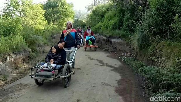 Taksi ala Gunung Ijen, Membutuhkan Hingga Tiga 'Driver'