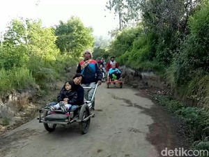 Tak Ingin Ngos-ngosan Mendaki Gunung Ijen, Naik Taksi Saja
