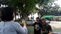 Masyarakat ada yang meminta foto bersama Pratu Daniel. 