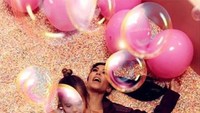 Kalau ini gaya kakak Kim, Kourtney Kardashian bersama Penelope. Keduanya nampak senang bermain balon bersama.   Foto: Istimewa