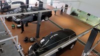 Menariknya, Mercedes-Benz juga menawarkan Demo Car dari beragam tipe mobil yang dapat dicoba langsung (test drive). Jadi, calon pelanggan akan tambah yakin akan pilihan mobil Mercy yang bakal dibawa pulang nanti.