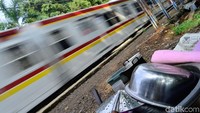 Barang-barang milik warga yang mendiami Stasiun Mampang.