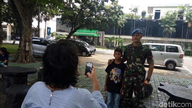 Paspampres Ganteng yang Viral Suka Jadi Sasaran Selfie
