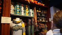 Seragam dan aneka pernak-pernik busana penyihir di  dunia Harry Potter dijual di sini lho (Erna/detikTravel)