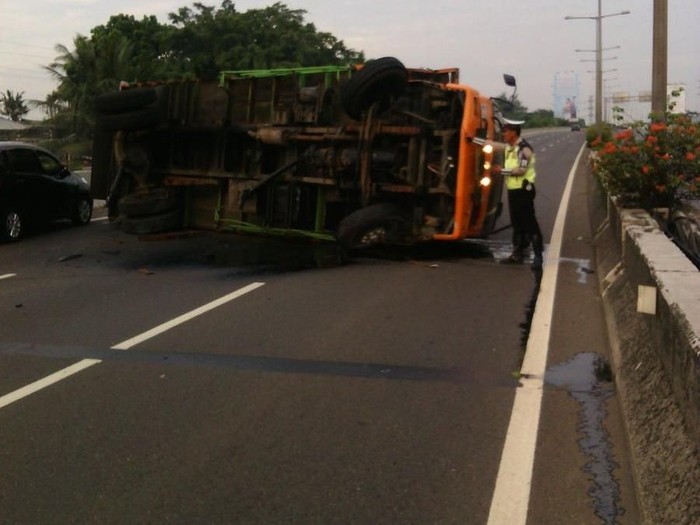 Truk Muatan Mi Terguling di Tol Tanjung Priok, Lalin Tersendat 1 Km