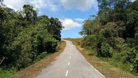 Waktu tempuh bisa sampai 8 jam itu karena jalan rusak hingga harus melewati sungai. Pool/BP Jalan Nasional XVII Manokwari-Papua Barat.