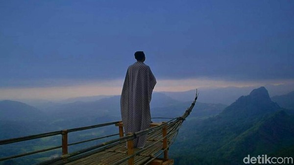 Tidak kalah keren, juga ada spot yang bentuknya seperti ujung perahu. Datang dapat suasana sejuk, pulang dapat foto keren! (Rinto Heksantoro/detikTravel) Tidak kalah keren, juga ada spot yang bentuknya seperti ujung perahu. Datang dapat suasana sejuk, pulang dapat foto keren! (Rinto Heksantoro/detikTravel)