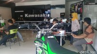 Dengan uang receh yang terkumpul itu, Eko Margono dan Ernawati bisa membawa pulang motor Ninja berwarna hitam.