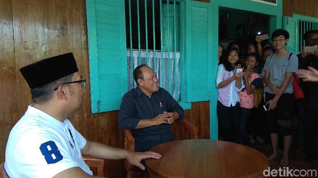 Ridwan Kamil saat berdialog bersama siswa di rumah sejarah Rengasdengklok. 