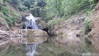 Air terjun di kawasan Sigendol. Biaya masuknya cukup murah. Pengunjung yang datang ke kawasan ini dikenakan retribusi Rp 5.000 dan parkir kendaraan Rp 2.000 (Rinto Heksantoro/detikTravel)