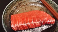 Mimi nampaknya amat menyukai sushi. Siapa mau makan sushi salmon di tangannya? Foto: Instagram mimles