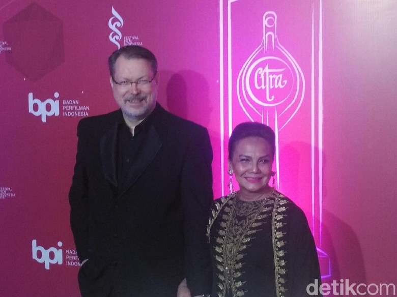 Foto: Christine Hakim dan suami di FFI 2017 (Febri/detikHOT) Foto: Christine Hakim dan suami di FFI 2017 (Febri/detikHOT)