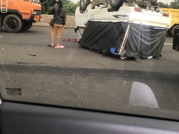 Mobil Pikap Terbalik di Tol Jakarta Tangerang, Lalin Macet 1 Km