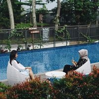 Menikmati makanan enak sambil berenang di Kalpa Tree, Bandung.
