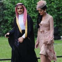 Awal kisah cinta Ameera Al Taweel dengan Pangeran Al Waleed bak cerita tokoh Anastasia Steele dalam film Fifty Shades of Grey. Ameera seperti Anastasia ditugaskan mewawancarai Pangeran Al Waleed untuk koran sekolah. Wawancara berujung cinta demikianlah yang terjadi pada sang pangeran dan Ameera. Foto: Dok. Getty Images, Facebook