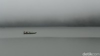 Danau alami yang berada di atas ketinggian 1.600 meter di atas permukaan laut ini menjadi daya tarik utama dan cocok bagi Anda yang ingin berlibur dan menghilangkan penat di kala padatnya rutinitas (Wisma Putra/detikTravel)
