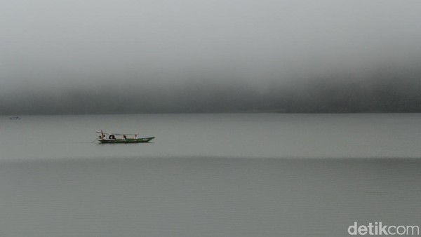 Danau alami yang berada di atas ketinggian 1.600 meter di atas permukaan laut ini menjadi daya tarik utama dan cocok bagi Anda yang ingin berlibur dan menghilangkan penat di kala padatnya rutinitas (Wisma Putra/detikTravel) Danau alami yang berada di atas ketinggian 1.600 meter di atas permukaan laut ini menjadi daya tarik utama dan cocok bagi Anda yang ingin berlibur dan menghilangkan penat di kala padatnya rutinitas (Wisma Putra/detikTravel)
