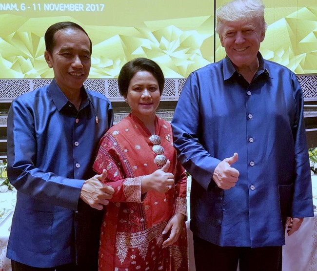 Berbusana daerah selalu menjadi pilihan Ibu Negara Iriana Joko Widodo saat mendampingi Presiden dinas ke luar negeri.  Termasuk ketika menghadiri KTT APEC di Vietnam di mana ia sempat foto bersama dengan Donald Trump pada November 2017. Iriana memakai kebaya bernuansa merah yang dipadukan dengan songket. Mempermanis gayanya, kalung etnik keemasan. Foto: Dok. Istimewa
