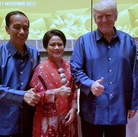 Berbusana daerah selalu menjadi pilihan Ibu Negara Iriana Joko Widodo saat mendampingi Presiden dinas ke luar negeri.  Termasuk ketika menghadiri KTT APEC di Vietnam di mana ia sempat foto bersama dengan Donald Trump pada November 2017. Iriana memakai kebaya bernuansa merah yang dipadukan dengan songket. Mempermanis gayanya, kalung etnik keemasan. Foto: Dok. Istimewa