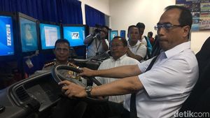 Akhir Pekan, Menhub Ngetes Bikin SIM A Umum Taksi Online