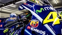 Our riders have two very special assistants for the #ValenciaGP... Hello there, BB-8 and R2-D2! #MovistaryStarWars #LosJediDelDeporte, begitu tulis akun twitter @YamahaMotoGP.  BB-8 dan R2-D2 diambil dari film Star Wars. Bentuknya pun mirip dengan robot yang ada di film fiksi ilmiah itu. Twitter YamahaMotoGP/Istimewa.