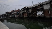 Dulu kali ini sempat disulap tertata rapi dan bersih, namun belakangan ini kondisi Kali Cideng, Tanah Abang, Jakarta, kembali terlihat kumuh dan penuh sampah.