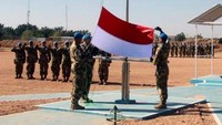 Pengibaran bendera merah putih saat upacara hari Pahlawan di Sudan. Pool/Penkostrad.