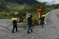 Pemkab Mimika Salurkan Sembako untuk 2 Desa yang Terisolasi KKB