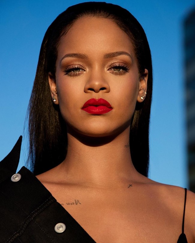Rihanna punya trik tersendiri kalau wajahnya sudah terlihat kusam dan lelah. Ia akan menghindari minum alkohol dan menggantinya dengan air putih. Hidrasi, adalah kunci keindahan kulit pemilik brand kosmetik Fenty Beauty ini. Foto: Dok. Instagram Rihanna