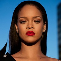 Rihanna punya trik tersendiri kalau wajahnya sudah terlihat kusam dan lelah. Ia akan menghindari minum alkohol dan menggantinya dengan air putih. Hidrasi, adalah kunci keindahan kulit pemilik brand kosmetik Fenty Beauty ini. Foto: Dok. Instagram Rihanna