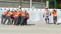 Namun nasib pebalap bergelar delapan juara dunia balap motor itu belum menguntungkan untuk musim MotoGP 2021. Marc Marquez kembali mengalami kecelakaan yang membuat dirinya absen pada seri MotoGP Algarve, Portugal, 7 November 2021. Mirco Lazzari gp/Getty Images