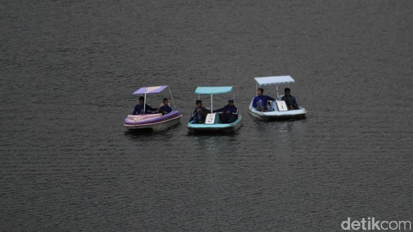Tidak hanya dapat menikmati lanskap pemandangan alam saja, para pengunjung dapat menaiki wahana perahu air mengelilingi danau seluas 45.000 hektar itu. Selain itu ada pula perahu angsa (Wisma Putra/detikTravel)