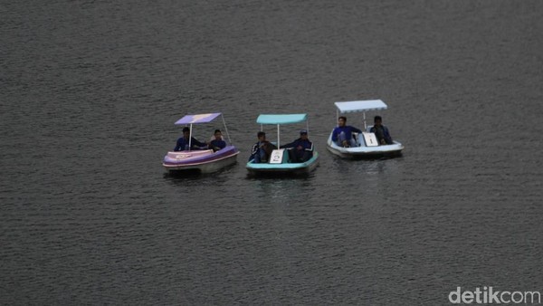 Tidak hanya dapat menikmati lanskap pemandangan alam saja, para pengunjung dapat menaiki wahana perahu air mengelilingi danau seluas 45.000 hektar itu. Selain itu ada pula perahu angsa (Wisma Putra/detikTravel) Tidak hanya dapat menikmati lanskap pemandangan alam saja, para pengunjung dapat menaiki wahana perahu air mengelilingi danau seluas 45.000 hektar itu. Selain itu ada pula perahu angsa (Wisma Putra/detikTravel)