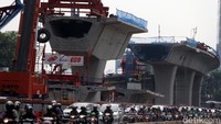 Saat ini yang tengah dikerjakan adalah pemasangan box girder.