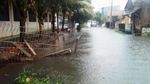Pagar SMPN 3 Cisauk Ambruk Diterjang Banjir