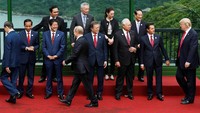 Sekitar jam 12.10 waktu setempat, para pemimpin negara anggota APEC melakukan sesi foto bersama. Mengambil latar hamparan laut lepas dan bukit yang menjadi salah satu icon kota Da Nang, para pemimpin negara tersebut melakukan foto bersama. Tampak hadir dalam acara tersebut Presiden Amerika Serikat Donald Trump, Presiden Vietnam Tran Dai Quang, Perdana Menteri Jepang, Shinzo Abe, Presiden Rusia Vladimir Putin, Perdana Menteri Kanada Justin Trudeau, Presiden China Xi Jinping hingga Perdana Menteri Malaysia Najib Razak. Jorge Silva/Reuters.