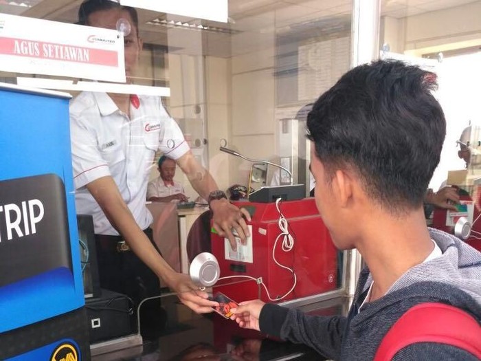 Pengguna KRL Bisa Tukar Tiket Harian dengan KMT Edisi Pahlawan
